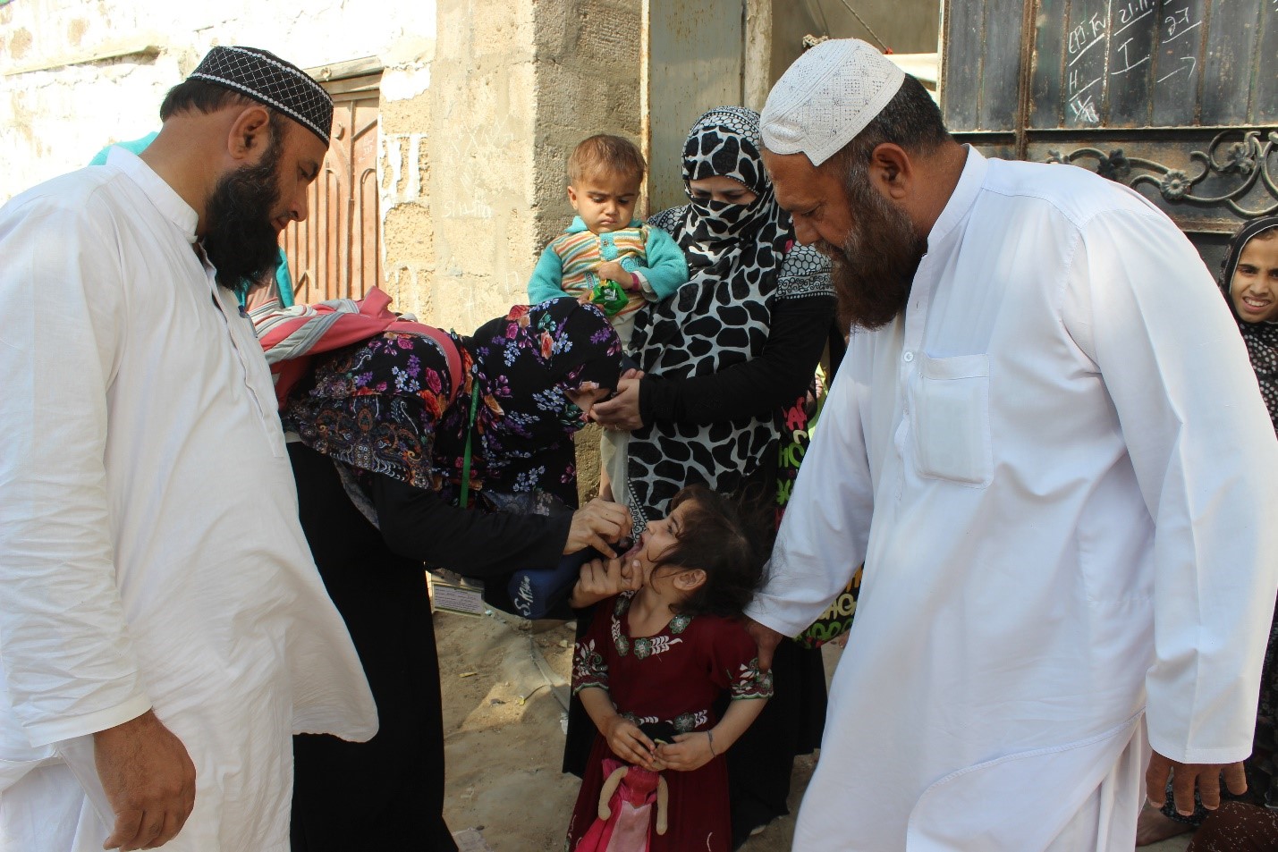 Samreen and Maulana Mohammad Hanif vaccinating the children of Tayyab Khan