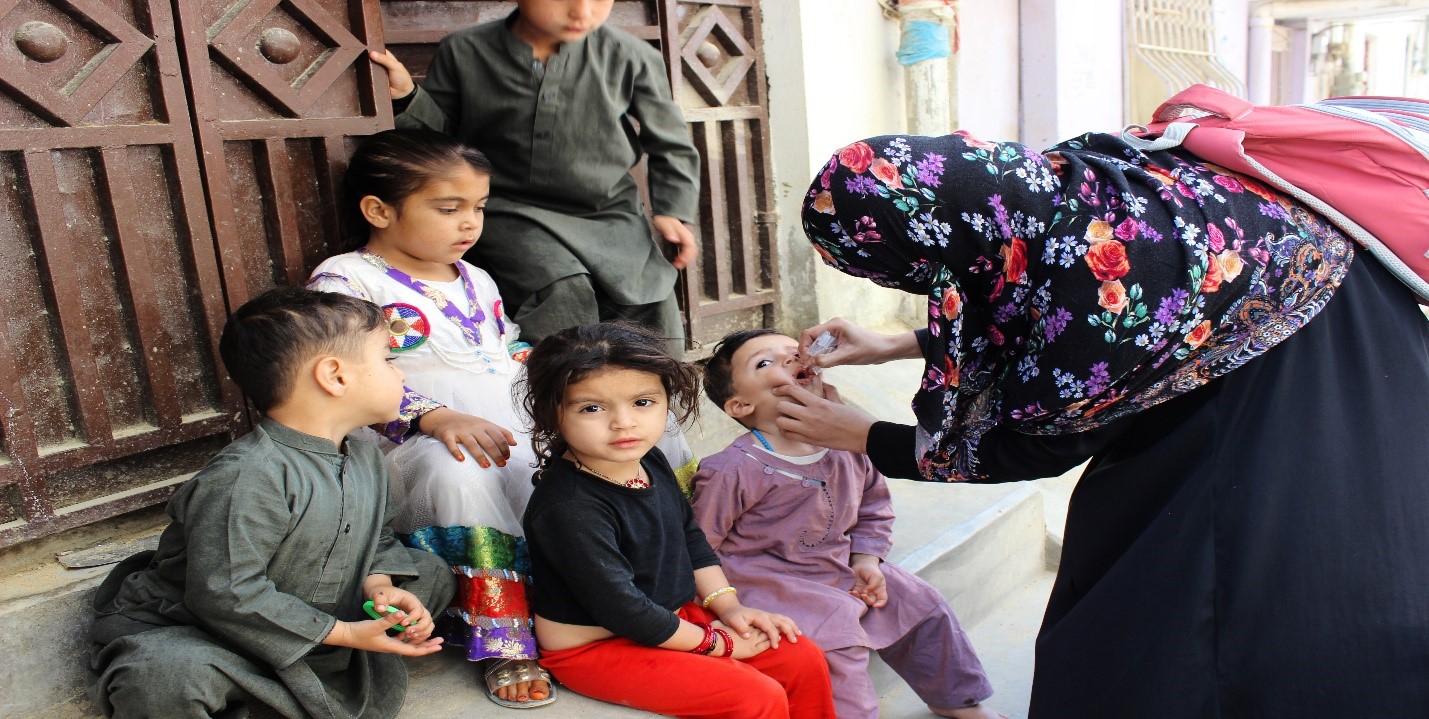 Samreen vaccinating children of a refusal family that she converted during the December19 campaign.
